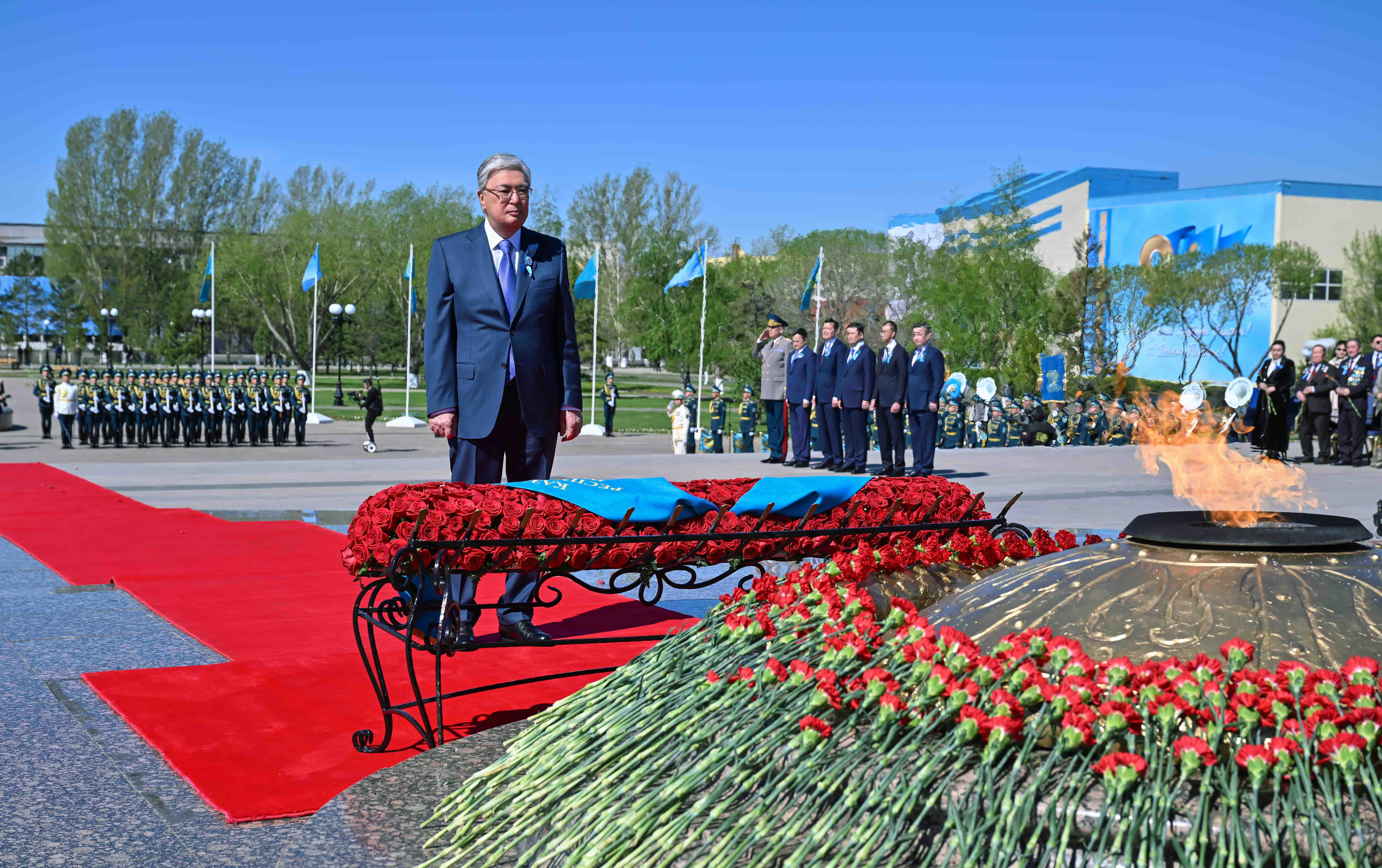 Президент Касым-Жомарт Токаев принял участие в церемонии возложения цветов к монументу «Отан Ана»