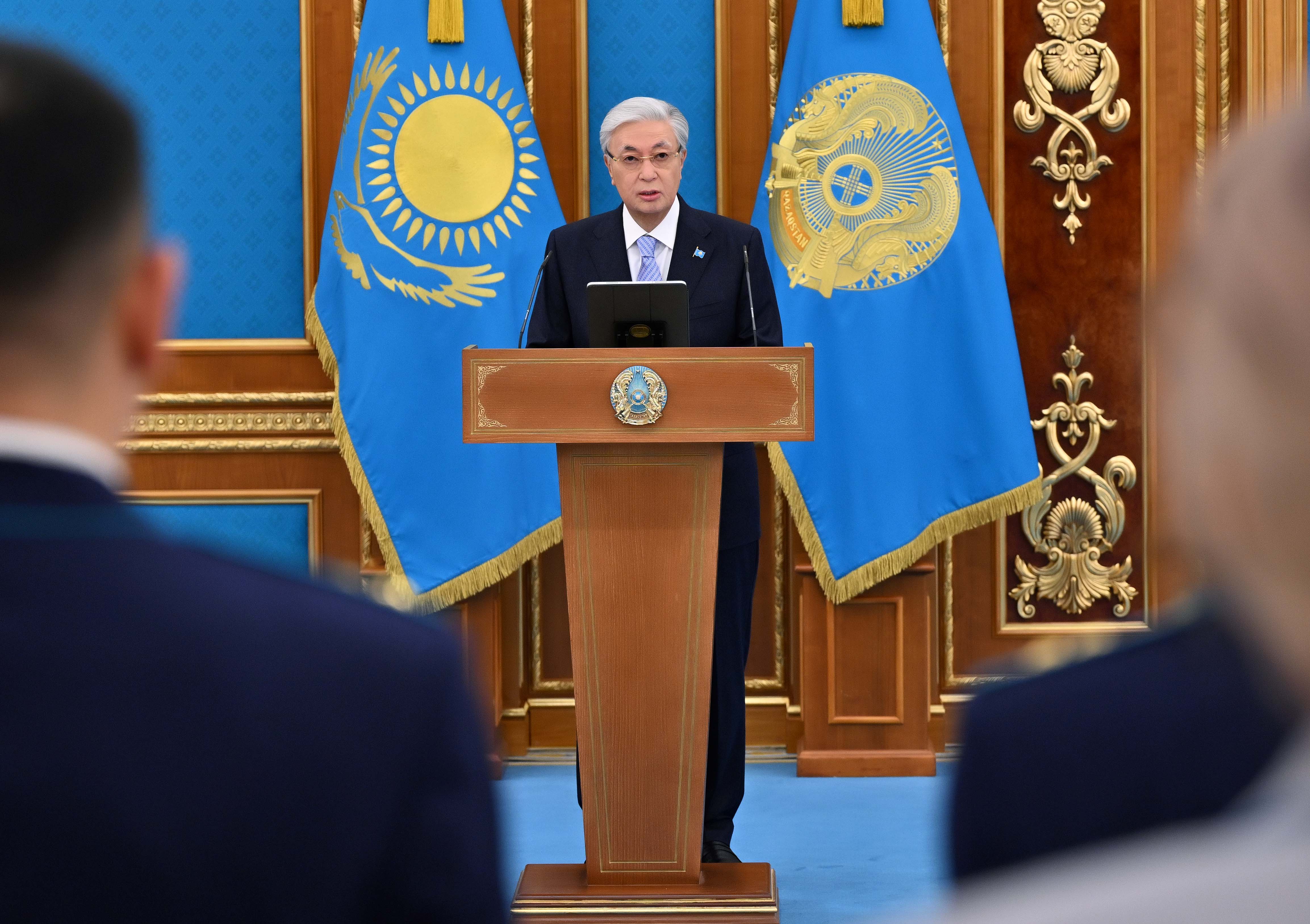 Президент Касым-Жомарт Токаев вручил ключи от квартир сотрудникам Генеральной прокуратуры, Службы государственной охраны и МВД