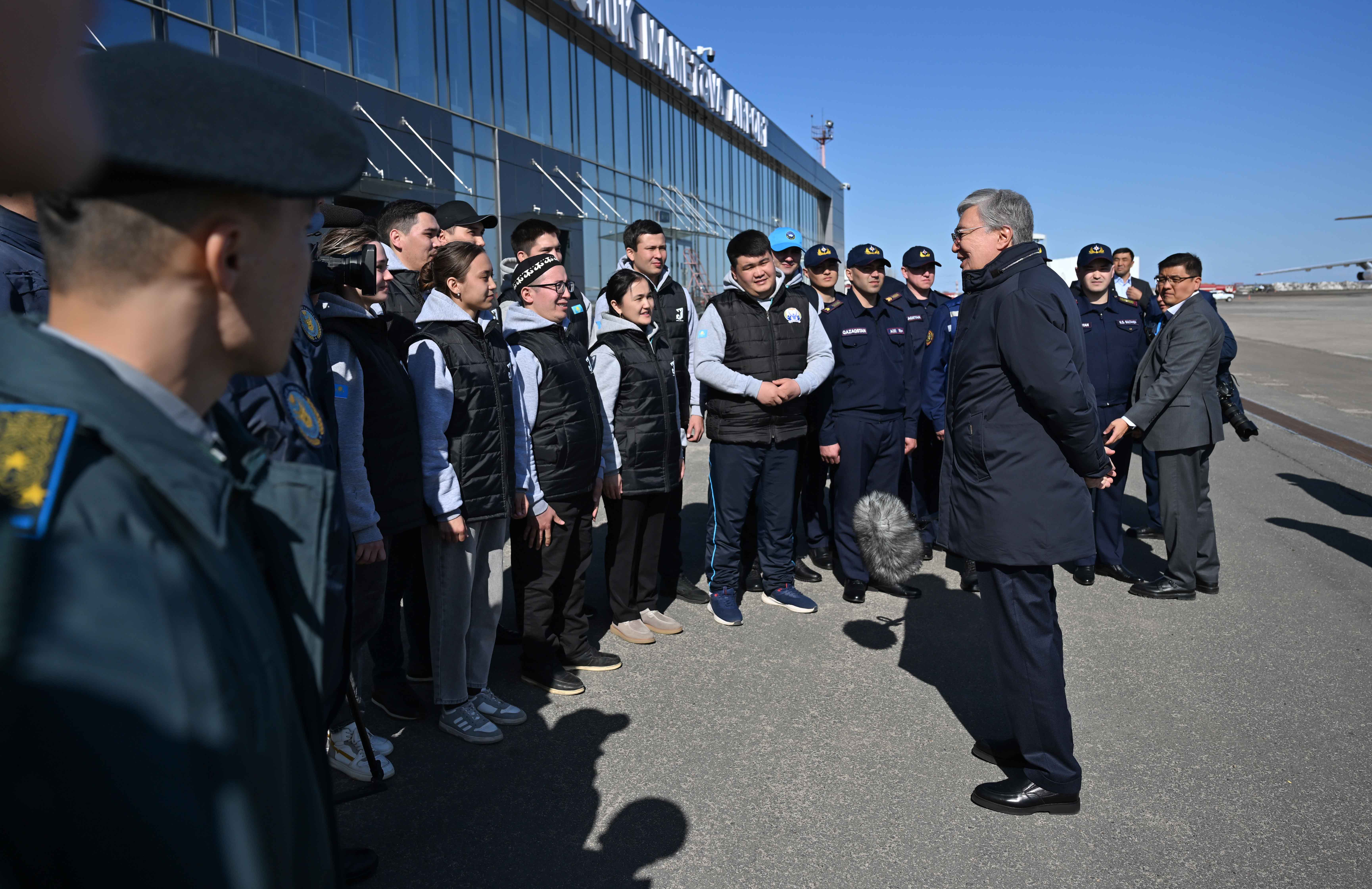 Мемлекет басшысы құтқарушылармен және еріктілермен кездесті