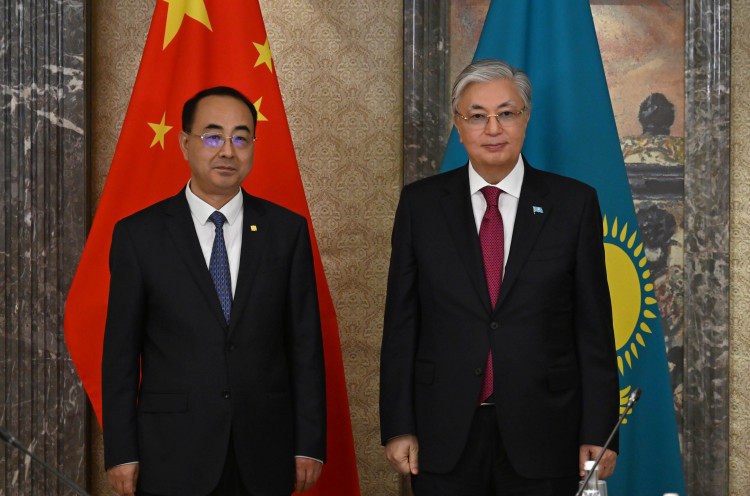 Kassym-Jomart Tokayev receives Yongcai Sun, Chairman and Executive Director of CRRC Corporation Limited