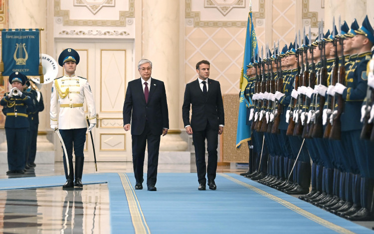 The Presidents of Kazakhstan and France hold talks in a narrow format