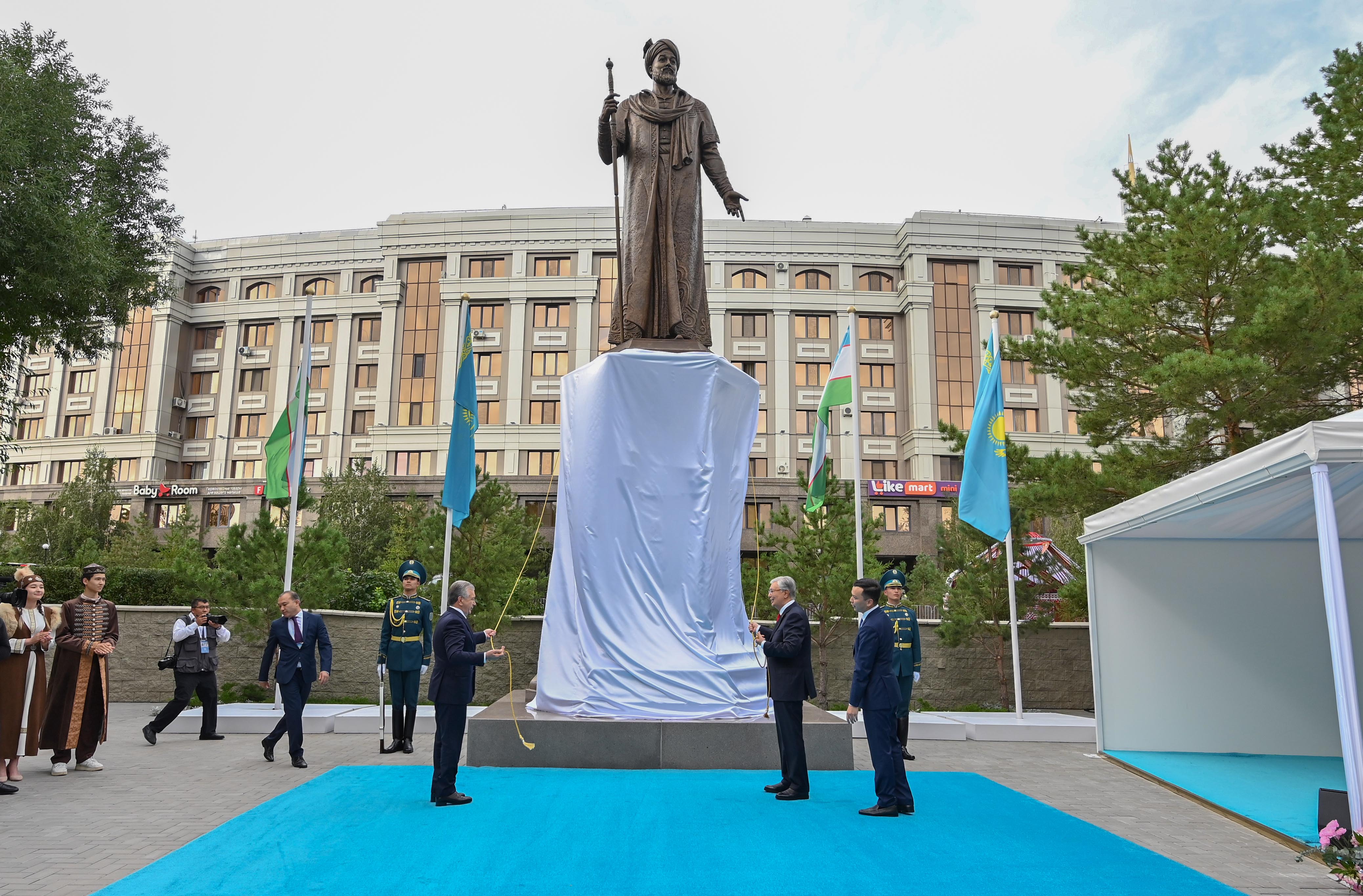 Қасым-Жомарт Тоқаев пен Шавкат Мирзиёев Астанадағы Әлішер Науаи ескерткішін салтанатты түрде ашты