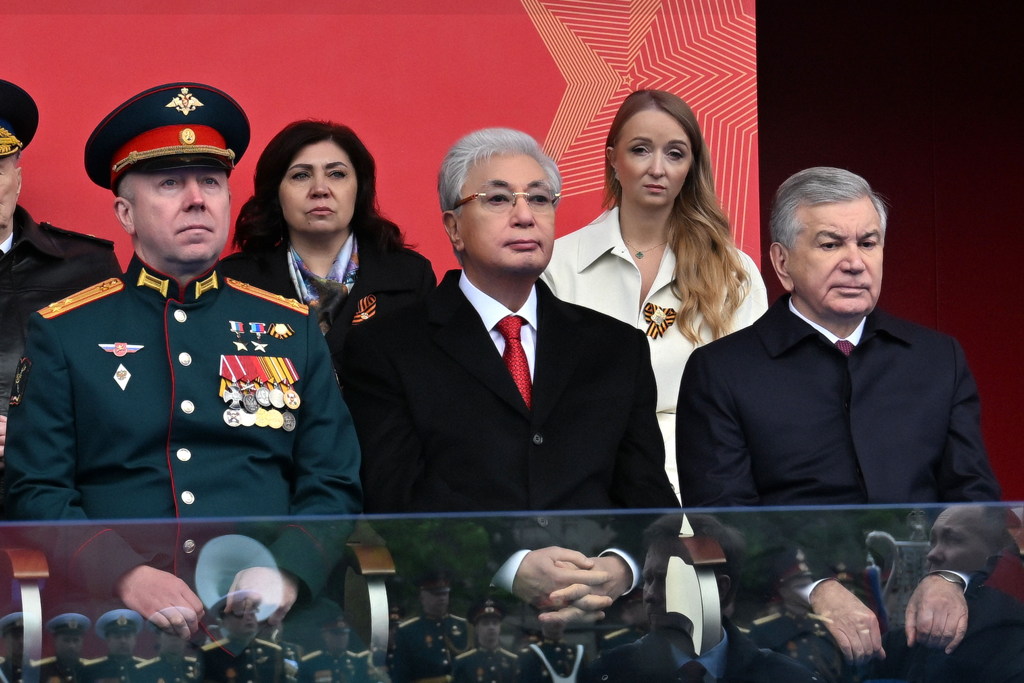 Президент Қасым-Жомарт Тоқаев Ұлы Жеңіс күніне орай өткен әскери шеруге барды