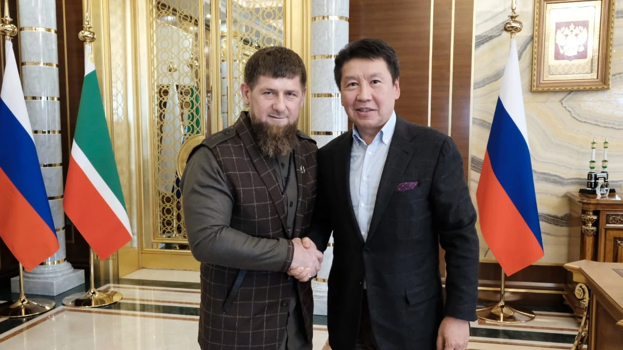 Ramzan Kadyrov and Yerlan Bekkhozhin, as a sign of friendship and respect, shook hands in the official residence of the Head of the Chechen Republic. 