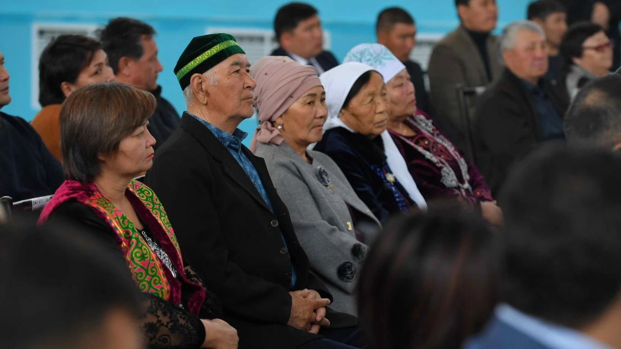 The Head of State meets with residents of Karakemer village 