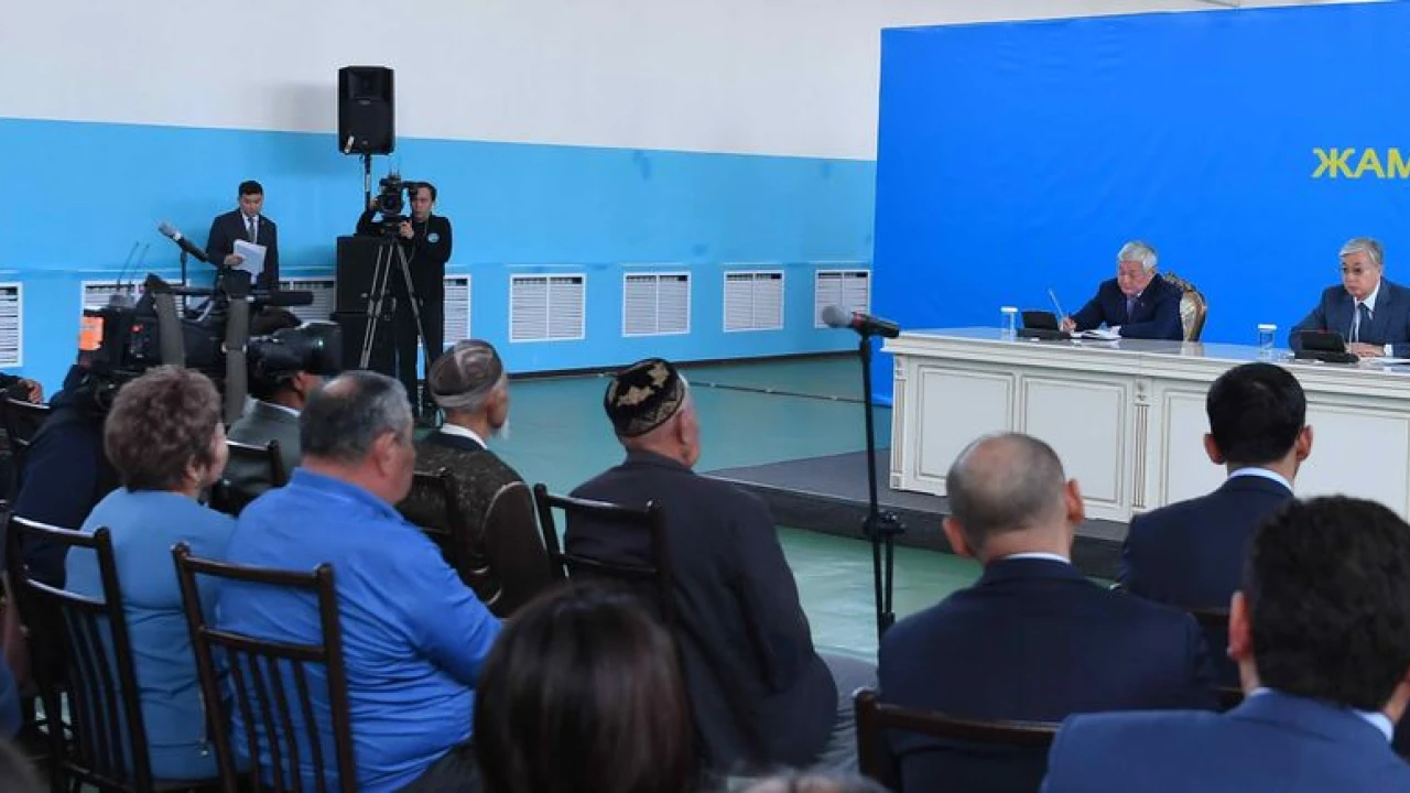 The Head of State meets with residents of Karakemer village 