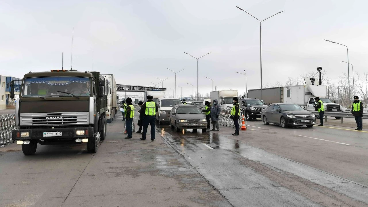 Қасым-Жомарт Тоқаев Нұр-Сұлтан қаласының кіреберісіне қойылған бақылау-өткізу бекетіне барды 