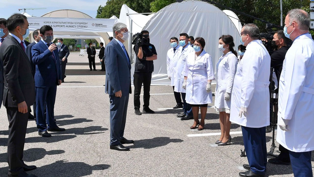 Глава государства посетил центр мобильного скрининга по выявлению коронавируса