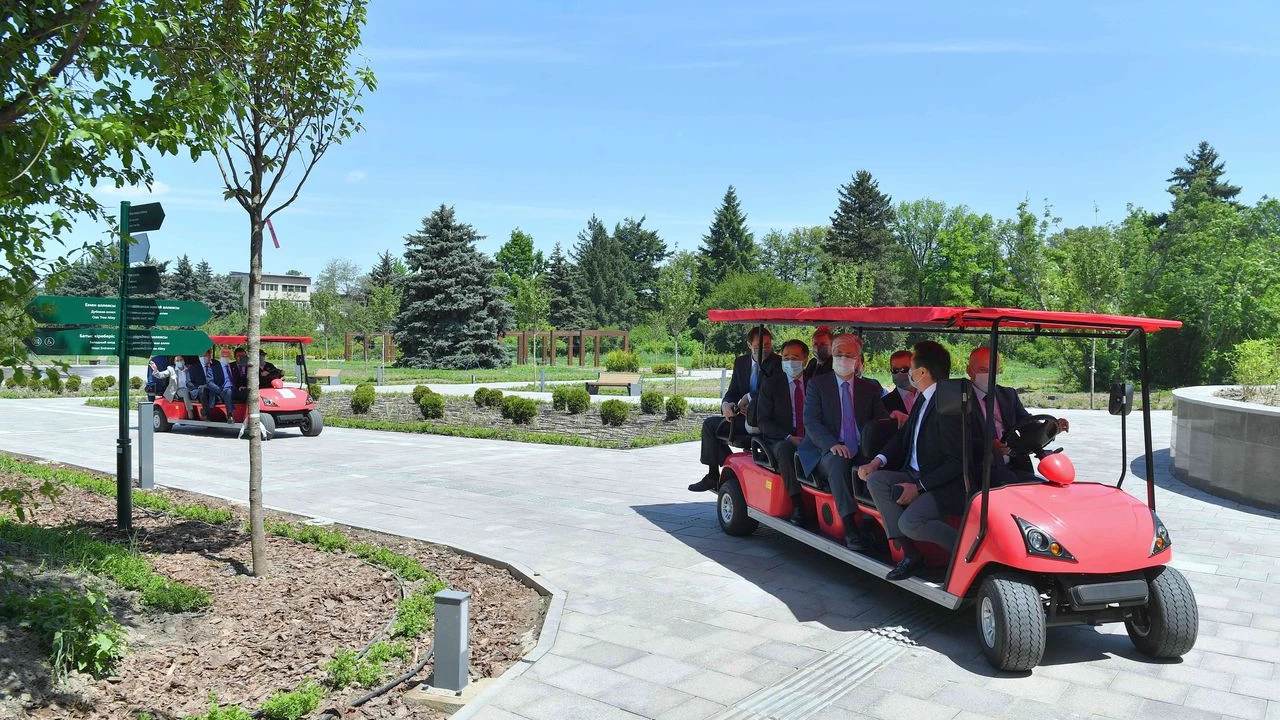 The President of Kazakhstan visits the Main Botanical Garden of Almaty 