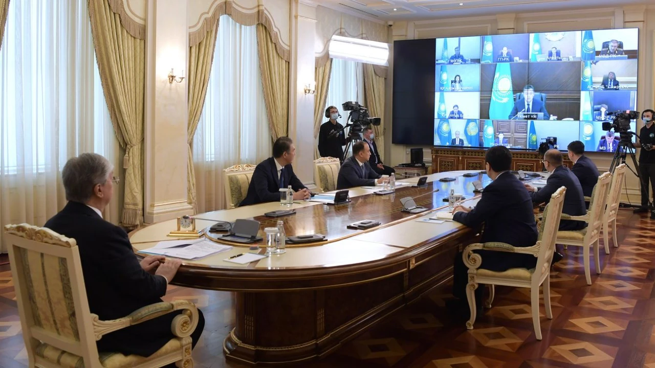 Президент Казахстана провел заключительное заседание Государственной комиссии по чрезвычайному положению 