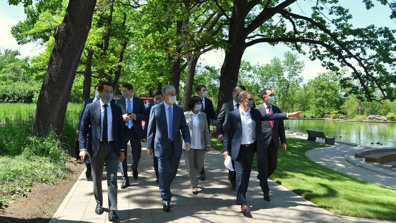 The President of Kazakhstan visits the Main Botanical Garden of Almaty 