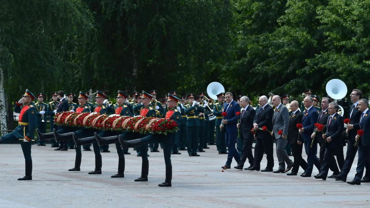 Президент Казахстана посетил военный парад по случаю 75-летия Победы 