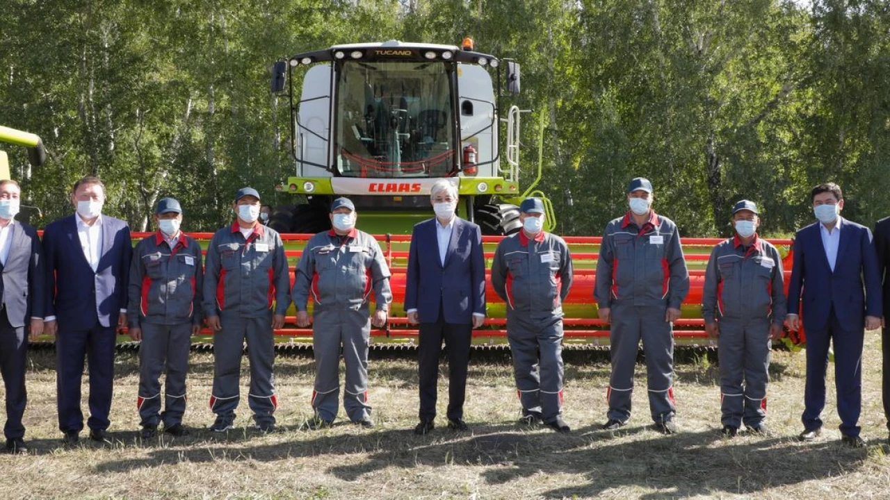 Глава государства ознакомился с ходом уборочной кампании в Северо-Казахстанской области 