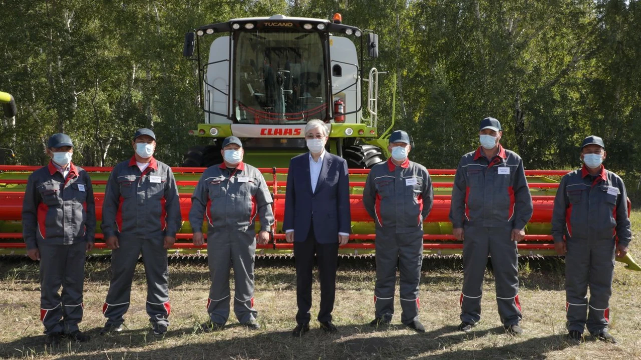 Глава государства ознакомился с ходом уборочной кампании в Северо-Казахстанской области 