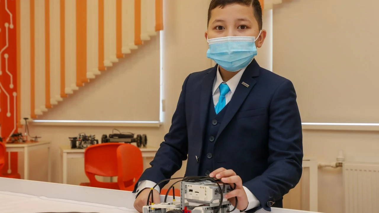 The Head of State visits new school in Karaganda 