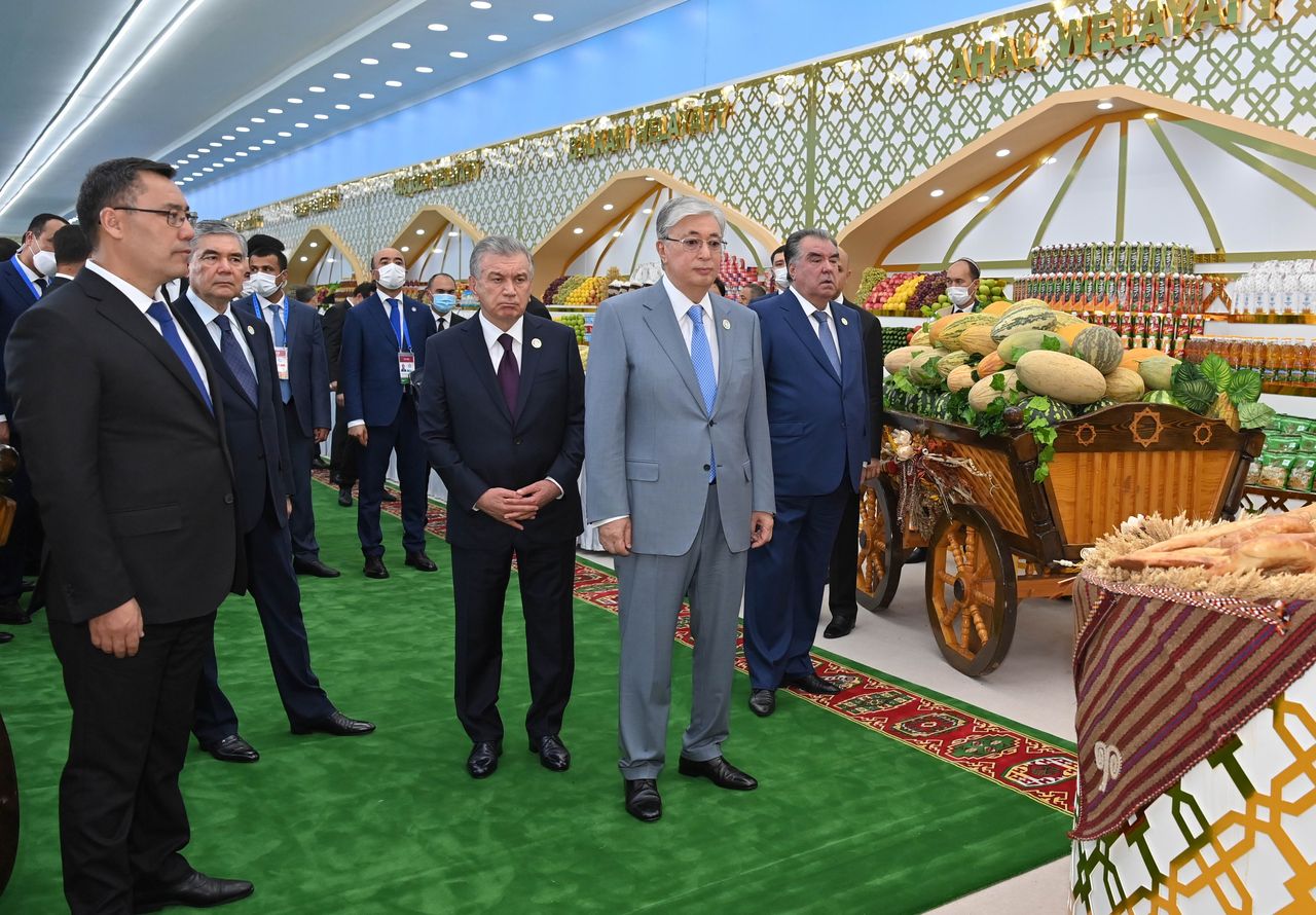 President Kassym-Jomart Tokayev visits the exhibition of national goods of the Central Asian countries