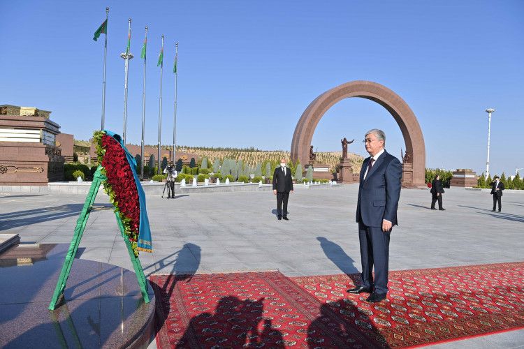 Мемлекет басшысы «Ел есінде» мемориалды кешеніне және «Қасиетті Отан» музейіне барды