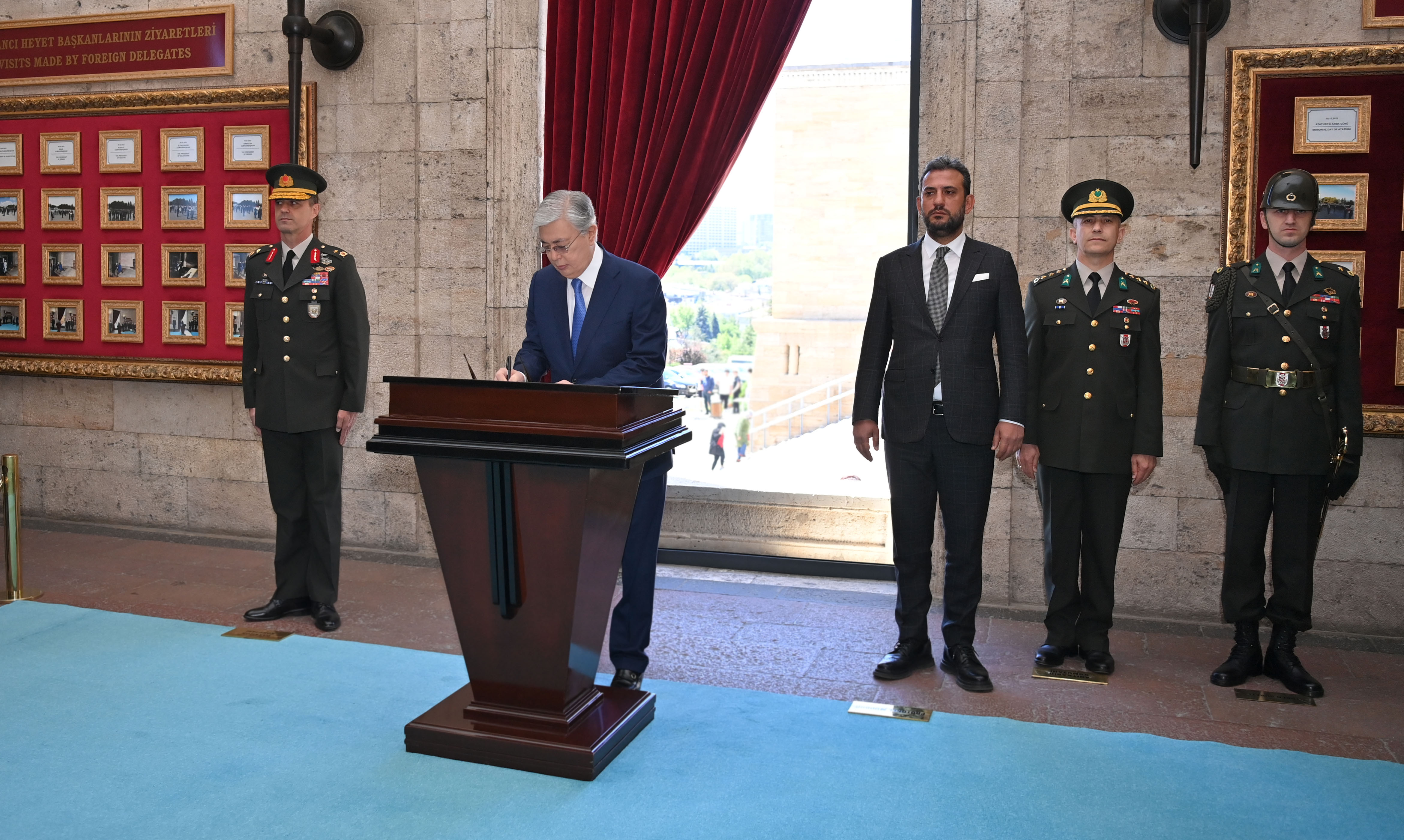 Мемлекет басшысы Қасым-Жомарт Тоқаев Ататүрік кесенесіне гүл шоғын қойды