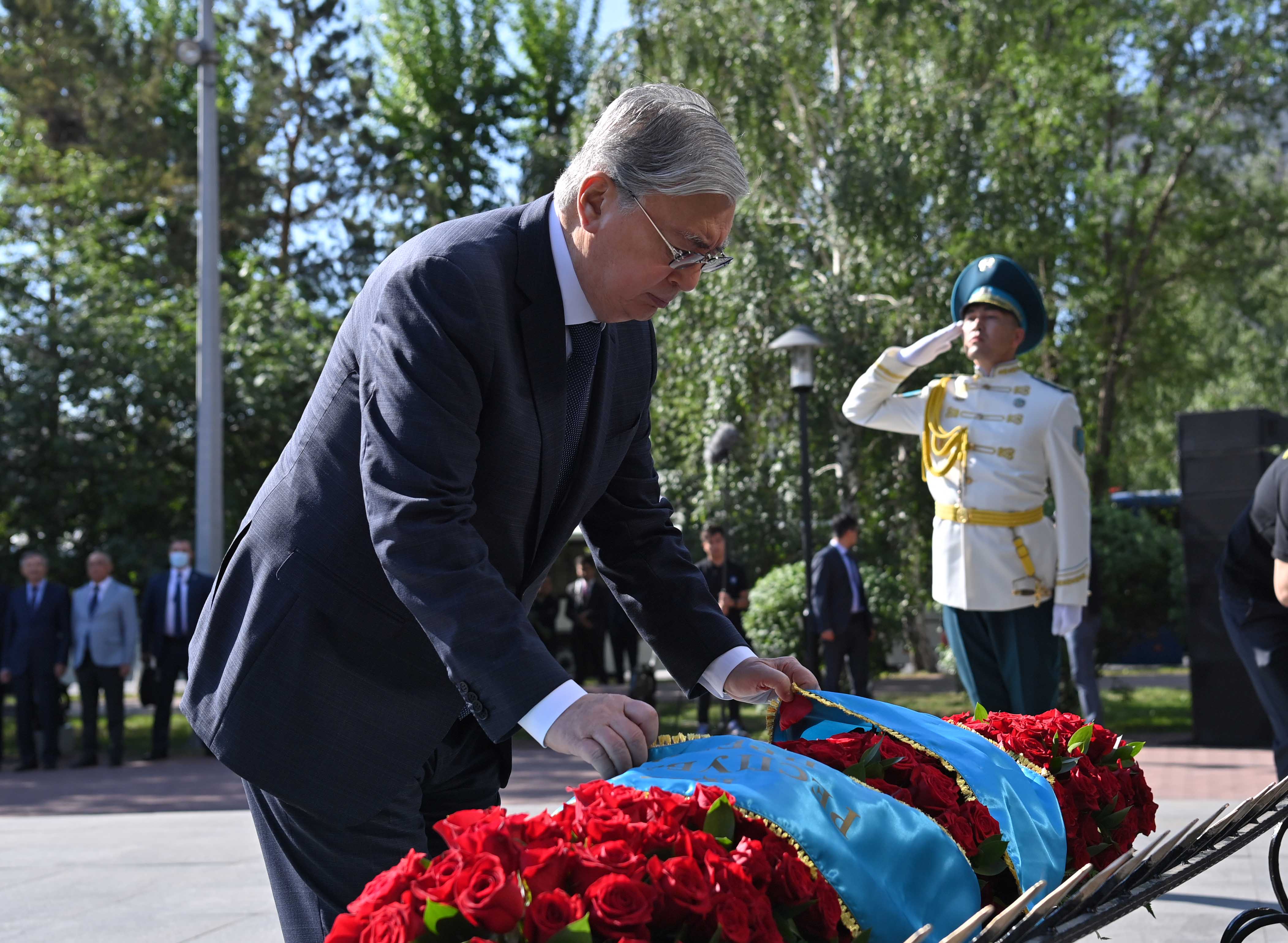 Мемлекет басшысы Саяси қуғын-сүргін және ашаршылық құрбандарының рухына тағзым етті