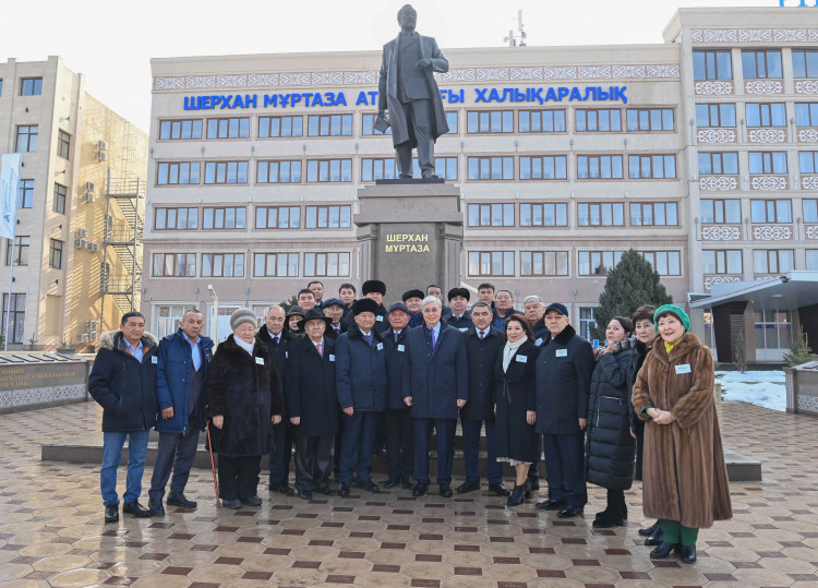 Президент жазушы Шерхан Мұртаза ескерткішіне гүл шоғын қойды